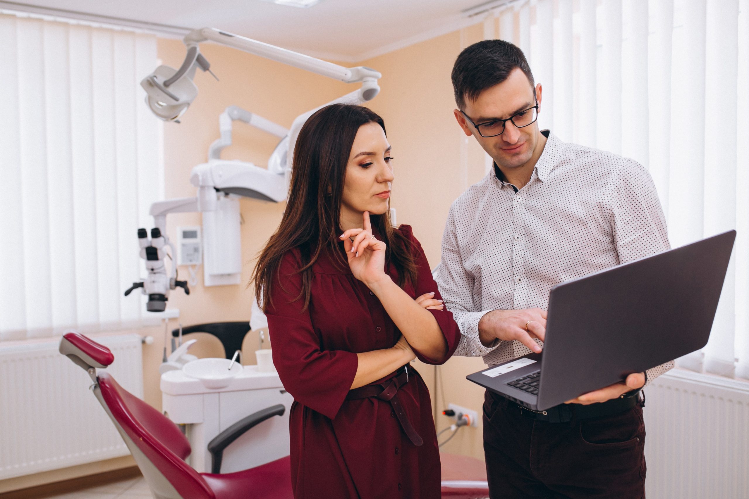 O desejo de todo cirurgião-dentista é ter uma agenda cheia de pacientes, de preferência realizando atendimentos particulares e sendo bem remunerado pelo trabalho realizado.