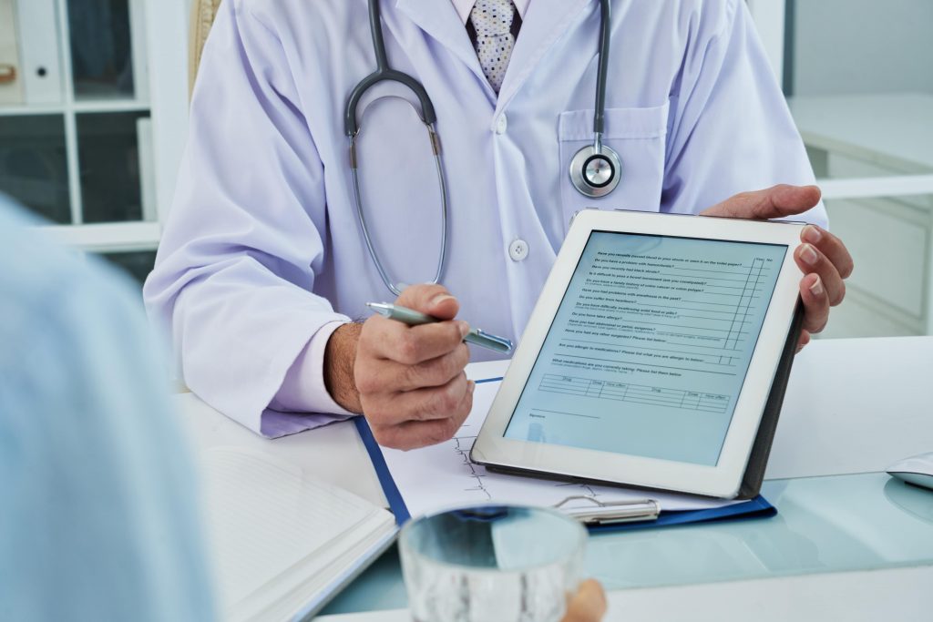 A anamnese online permite ao profissional de saúde coletar e registrar informações sobre a saúde do paciente.
